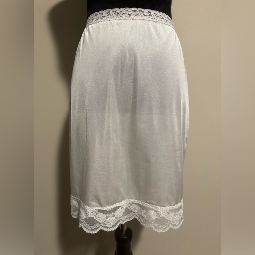 EUC Vintage Olga White Lace Half Slip Skirt size small